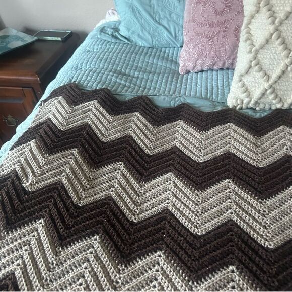 vintage 70s Brown and Cream Beige Chevron Afghan Blanket Throw Grandma - Picture 2 of 7